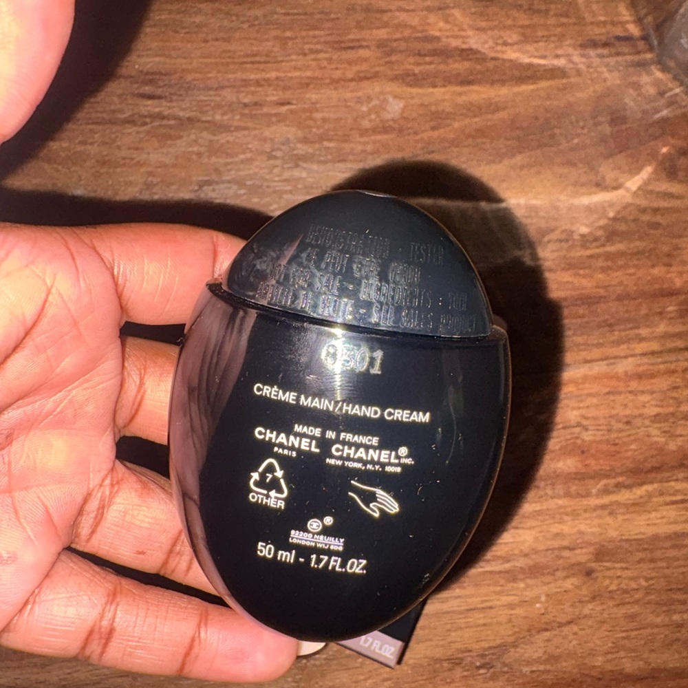 CHANEL Le Lift La Crème Main in Black - Picture 6 of 8